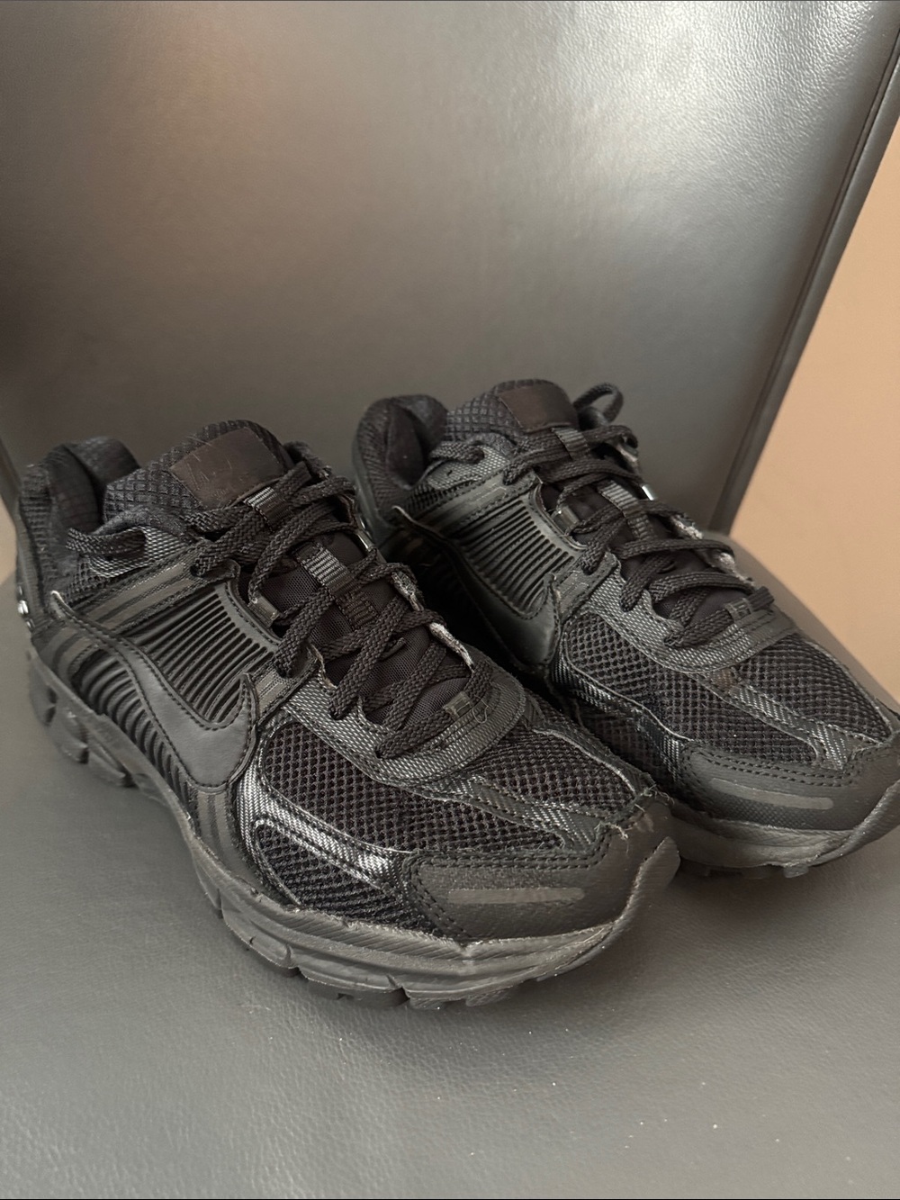 Nike Zoom Vomero 5
Triple Black